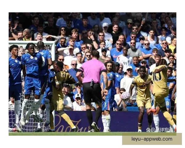 费尔南德斯禁赛在身仍与库库雷利亚轻松交谈气氛融洽